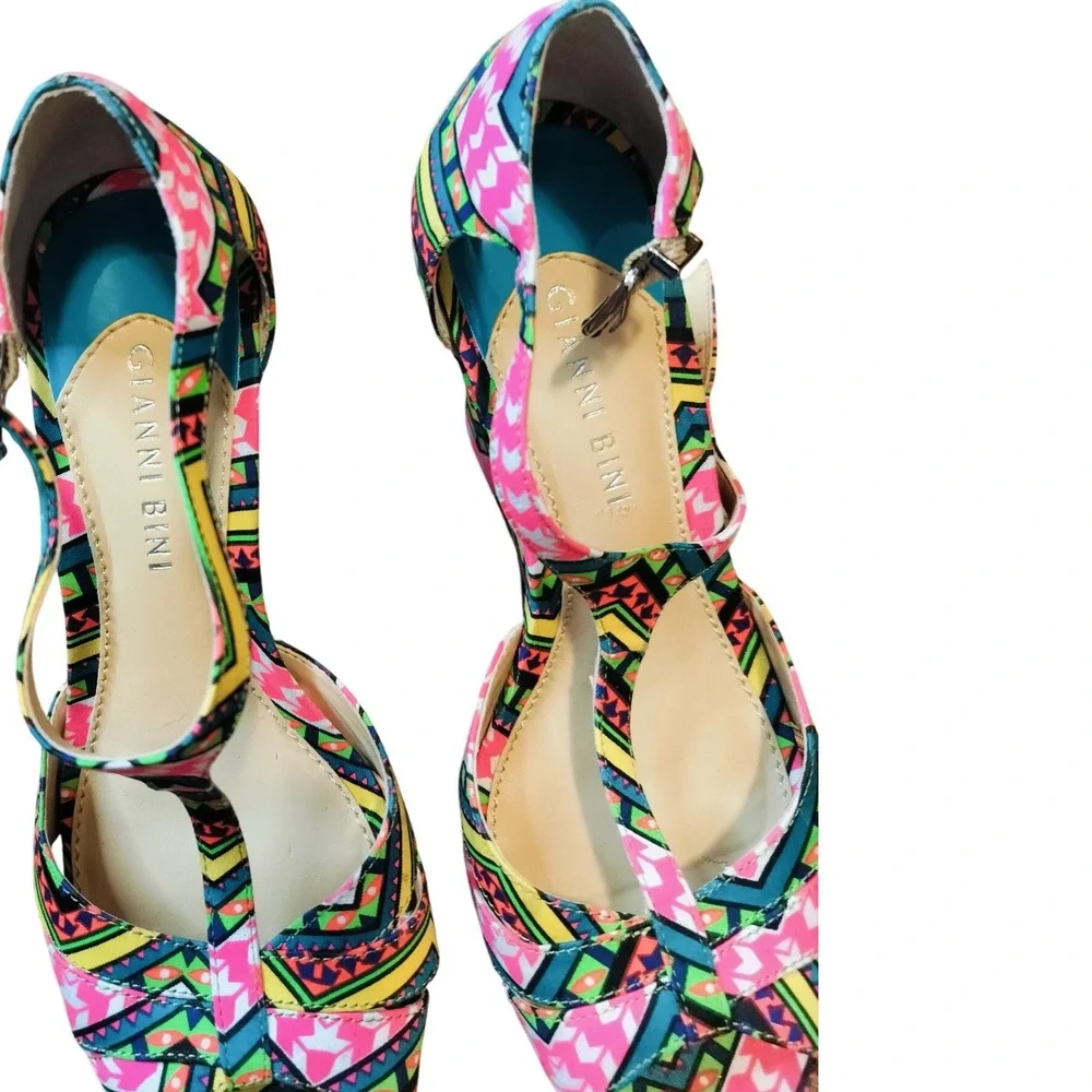 Gianni Bini Women's 7 Geometric Print Wedge Sandals Ankle Strap Peep Toe‎